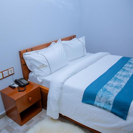 Hotel Rolax Dar es Salaam Buitenkant foto