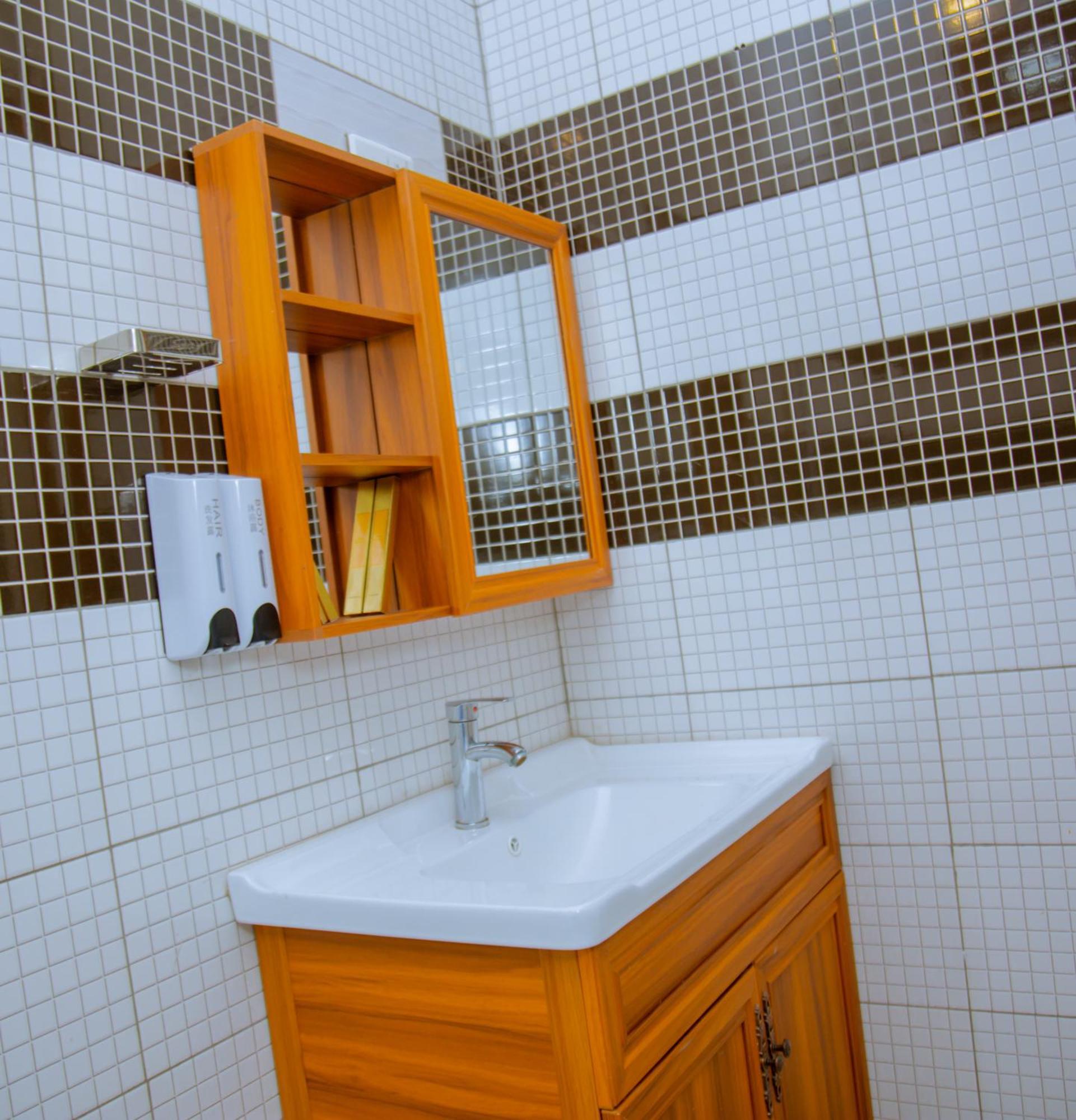 Hotel Rolax Dar es Salaam Buitenkant foto