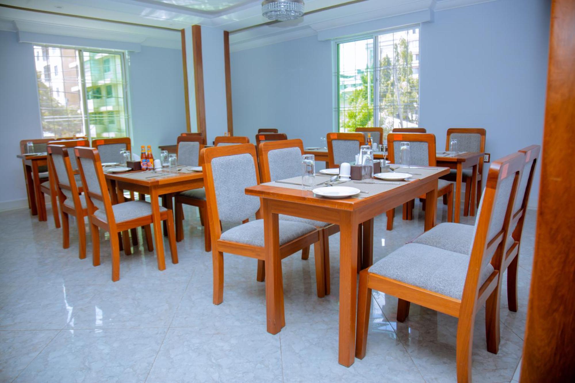 Hotel Rolax Dar es Salaam Buitenkant foto