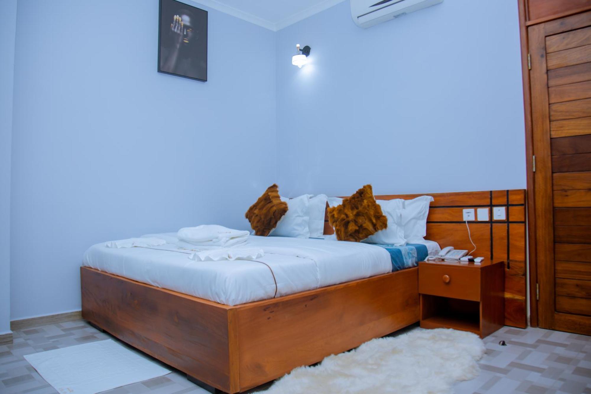 Hotel Rolax Dar es Salaam Buitenkant foto