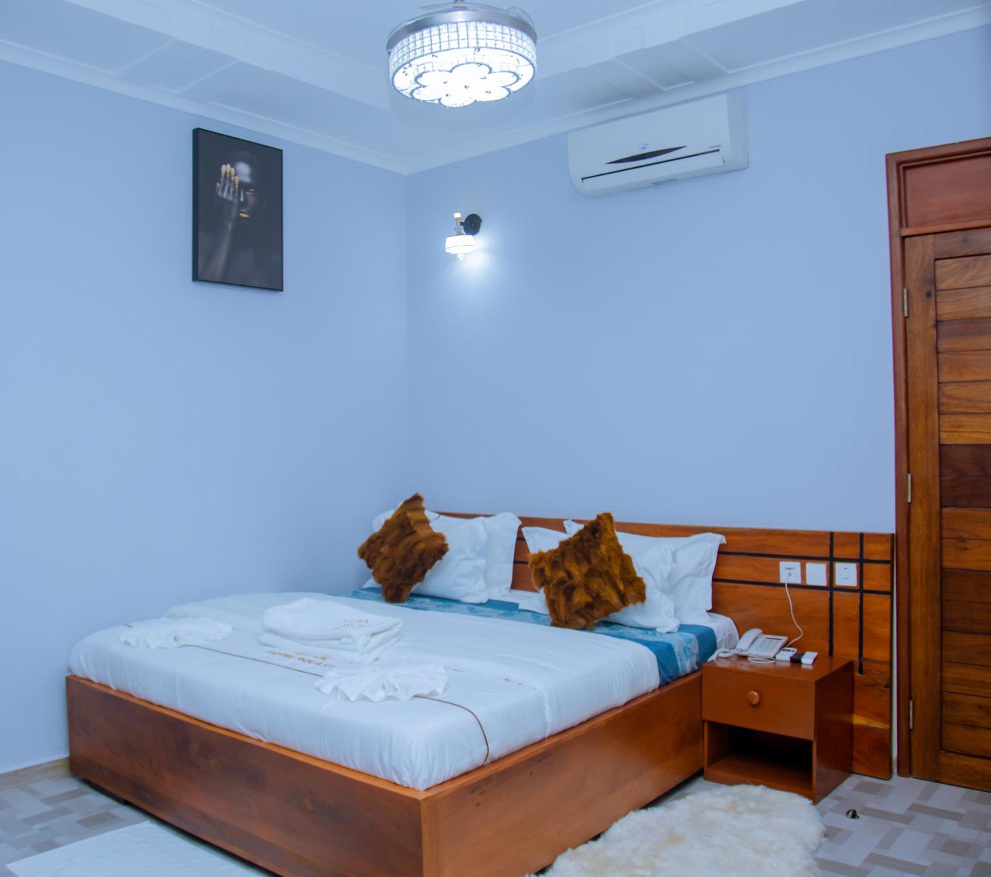 Hotel Rolax Dar es Salaam Buitenkant foto