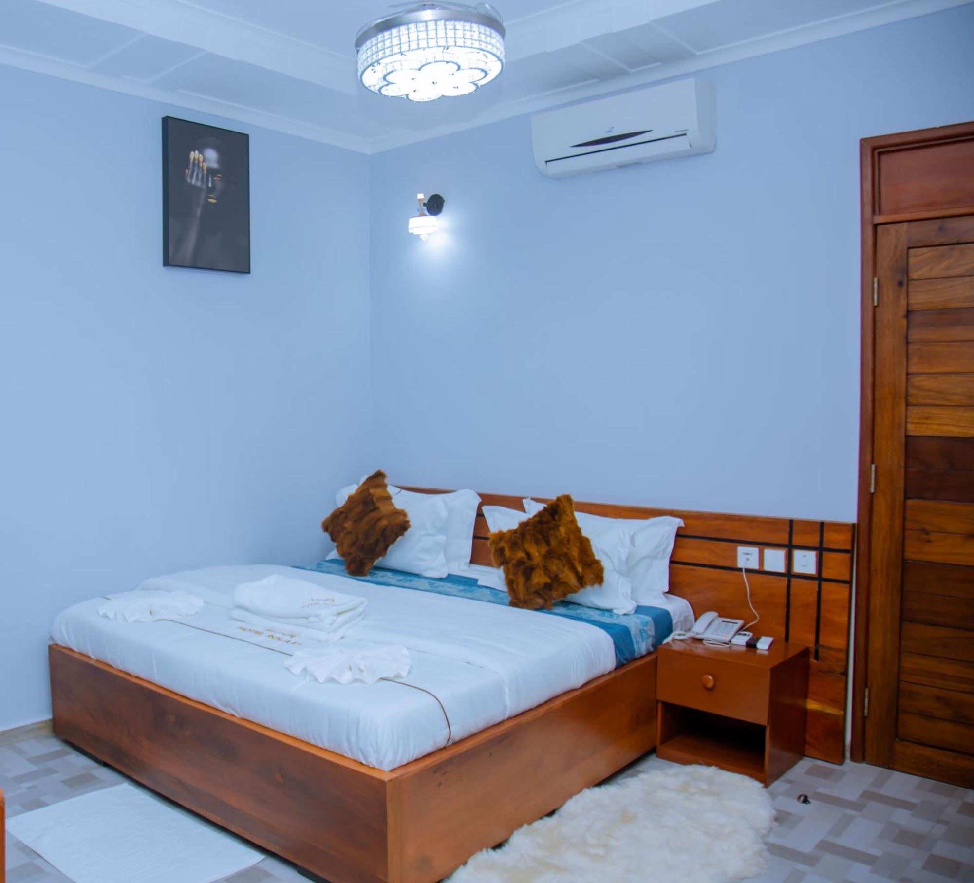 Hotel Rolax Dar es Salaam Buitenkant foto